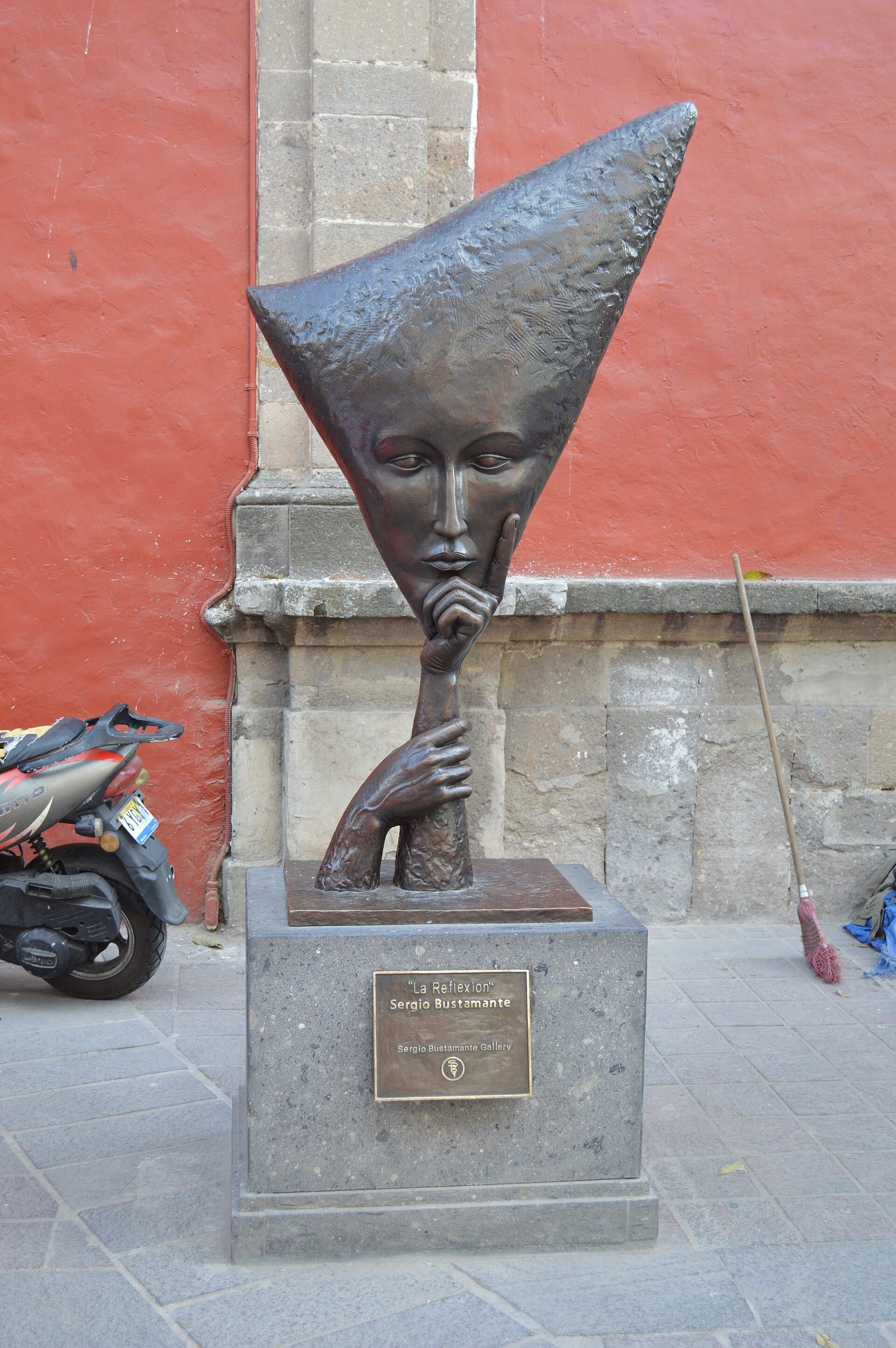 Escultura en bronce La Reflexión, de Sergio Bustamante, sobre la calle Independencia en Tlaquepaque