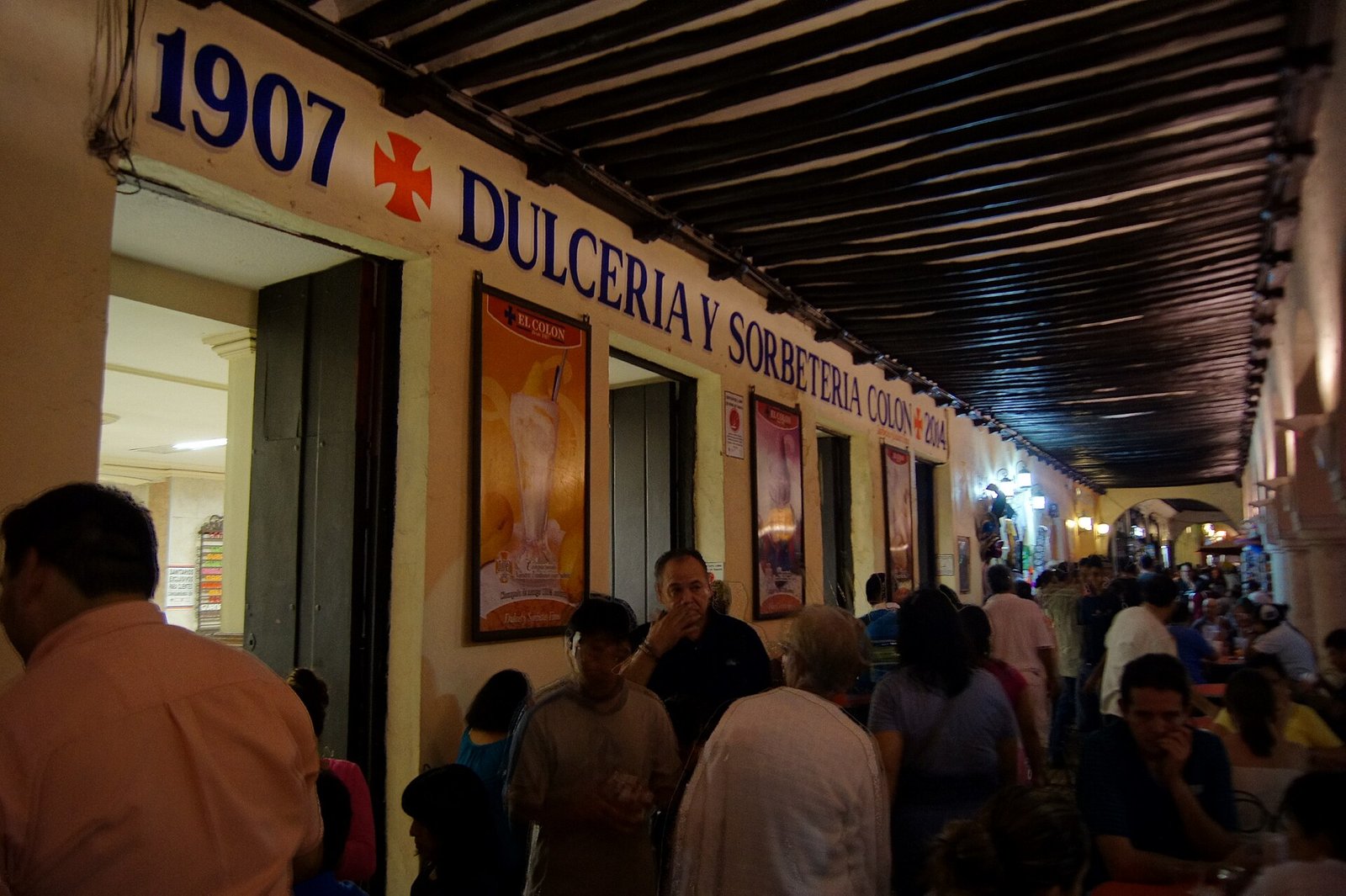 Sucursal de la Dulcería y Sorbetería Colón frente al Zócalo de Mérida