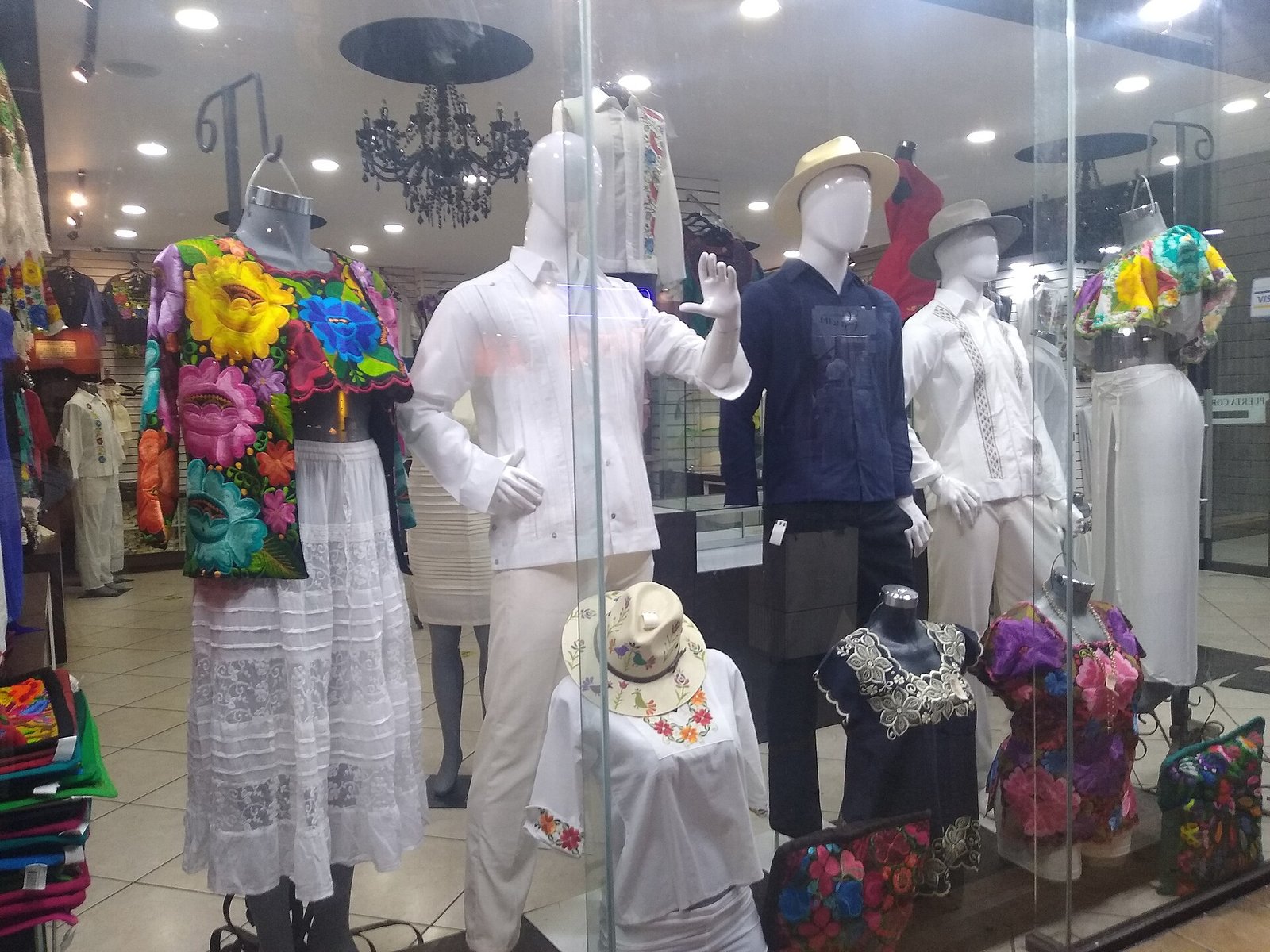 Escaparate en Mérida con maniquíes vestidos con guayaberas y ropa tradicional yucateca
