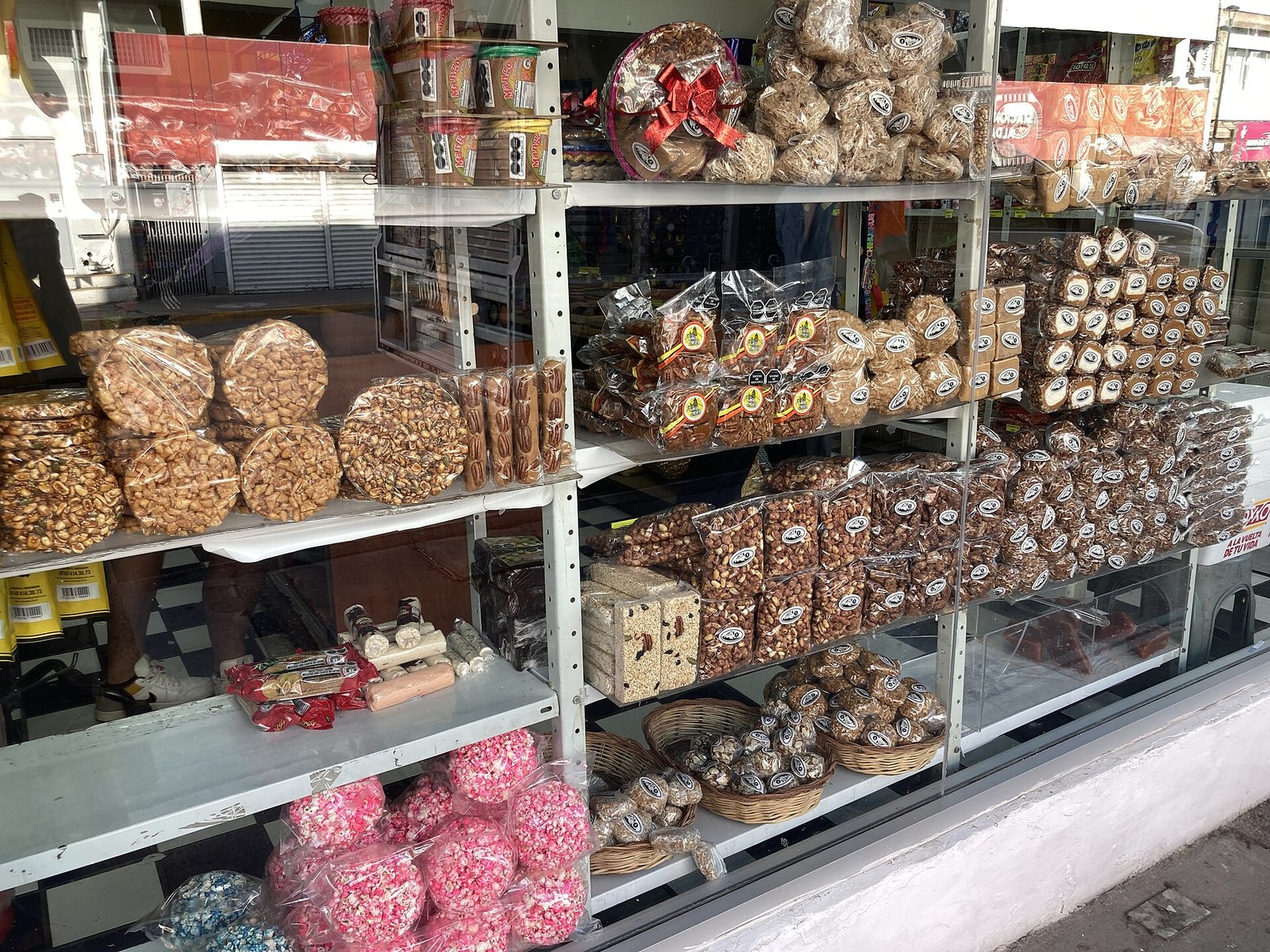 Vitrina con dulces tradicionales mexicanos de leche y frutos secos: alegrías, jamoncillos y palanquetas