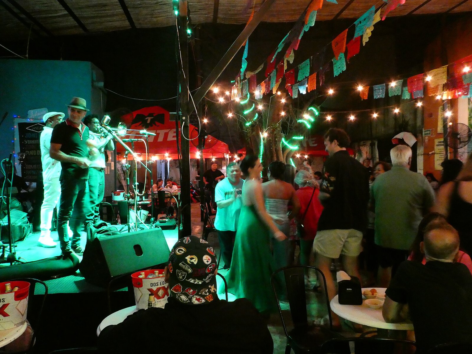 Noche de son cubano en La Negrita Cantina de Mérida, con banda en vivo y parejas bailando bajo papel picado